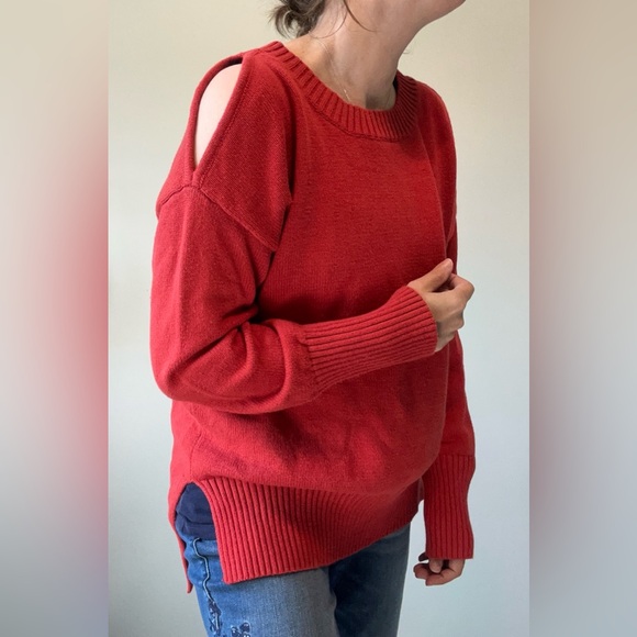 BCBGMAXAZRIA cold shoulder cozy sweater - Picture 8 of 9